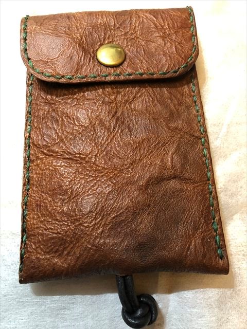 写真3:宇治茶のタンニンで鞣した鹿革製の名刺入れ。©gonzi original leather & silver